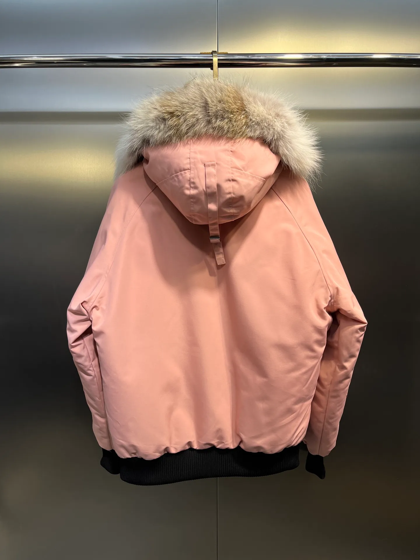 P720 high-end version (new version of Big Goose 01) Canada Goose Canada Goose #Chilliwack 7999M bomber jacket short down jacket/01 model #Men and Women Same Style# ➖ Genuine synchronous anti-counterfeiting chip sensor! ➖ Imported 21S polyester-cotton blended original fabric [last year’s 16S/18S hard fabrics have been completely eliminated, this year all use 21S genuine synchronous fabrics, the soft mid-strap feels delicate and textured], genuine synchronous Feather-Light 10D waterproof coating fabric, made of 84.5 polyester fiber and 15.5 cotton, 100% the best feel in the entire network! ➖ The genuine official website is synchronized with the national standard 80 white duck down, you can check the official website customer service, there will never be a series of misleading claims such as 90 down or goose down! ➖ Using the best nylon lining with double double-layer sealing design, velvet-proof No. 7 needle + grid-filled down ready-made garments, there is 100% no so-called velvet running! ➖ The cuffs are designed with thickened seamless threads, and the collar and pockets are lined with top-quality polar fleece to keep you warm and comfortable! ➖ Yoshida YKK provides original custom-made electroplated sliders. YKK two-way lockable zippers are tight and smooth and will not peel off paint! ➖ 3M composite guarantees that the Velcro is the same as the original, durable, and all accessories and hardware are custom-made! ➖ Imported BEHRINGER embroidery machine to customize the 10,000-needle embroidery logo, 98% of which can be reproduced to restore the original logo. You can check and compare on the official website! ➖ The fur collars are all made of large pieces of Western Canadian blue wolf hide, ensuring that each fur collar is 13-15cm wide!   Size:XS-XXL